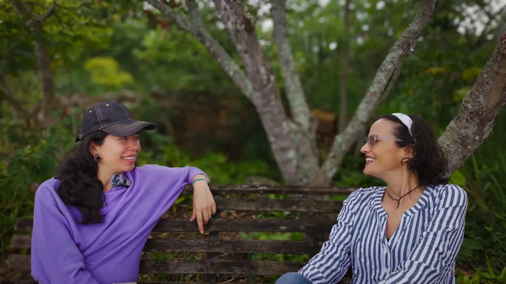 Sostenibilidad y conexión con la naturaleza en una charla entre dos mujeres en un entorno forestal.