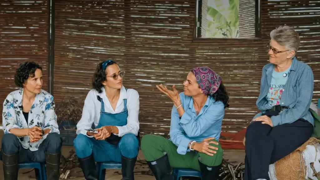 Relevancia, mujeres conversando en un espacio de agricultura regenerativa, fomentando prácticas sostenibles y comunitarias para un futuro más verde y saludable.